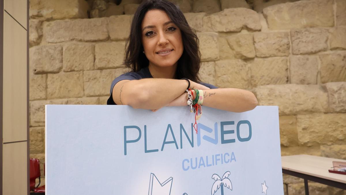 La delegada de Juventud, Cintia Bustos, ha presentado los cursos de formación de Planneo.