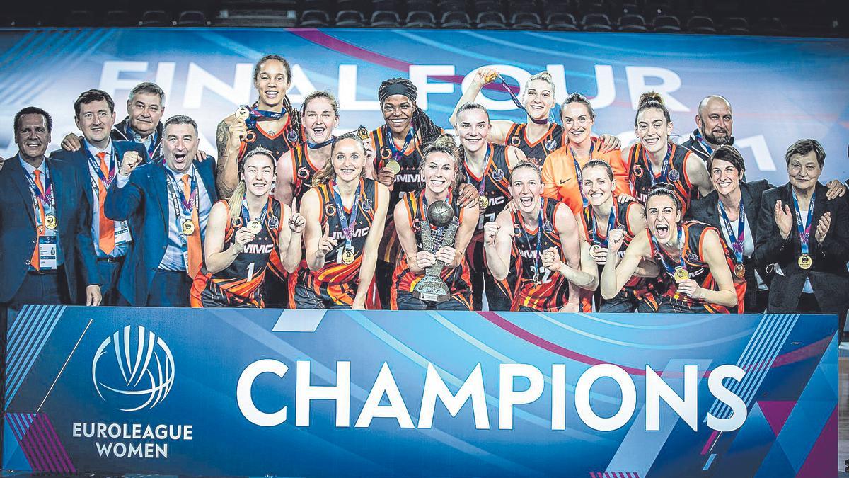 Alba Torrens, la primera de la fila de abajo por la derecha, celebra eufórica su triunfo junto al resto del Ekaterimburgo.