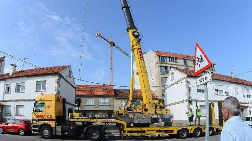 Instalación de una grúa, ayer, para una obra en Cangas. // Gonzalo Núñez