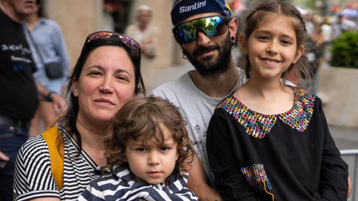 La família Morales, ahir, disfrutant de la Vuelta femenina a Barcelona. | ZOWY VOETEN La família Morales, ahir, disfrutant de la Vuelta femenina a Barcelona. | ZOWY VOETEN