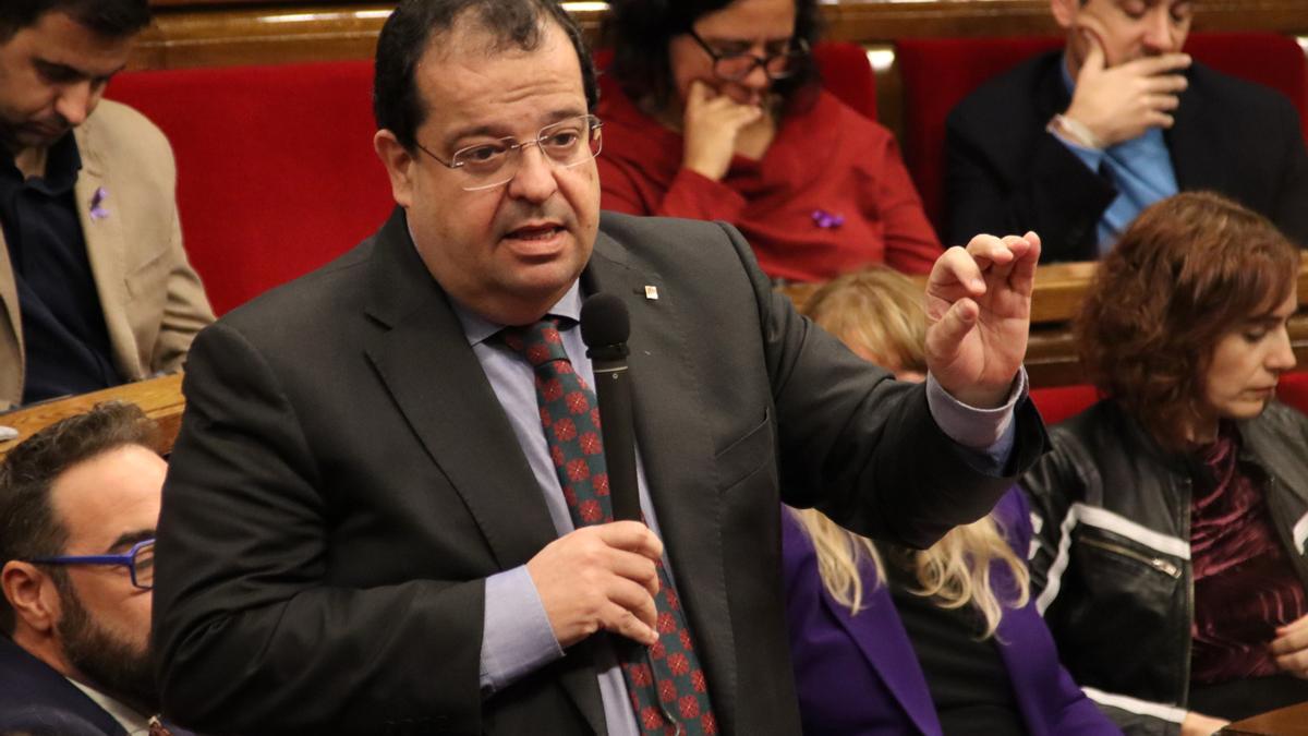 El conseller d&#039;Interior, Joan Ignasi Elena, durant la sessió de control al Govern al ple del Parlament