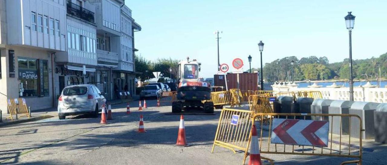 Obras de mejora del saneamiento en el vial de acceso al puerto de Carril. // Noé Parga