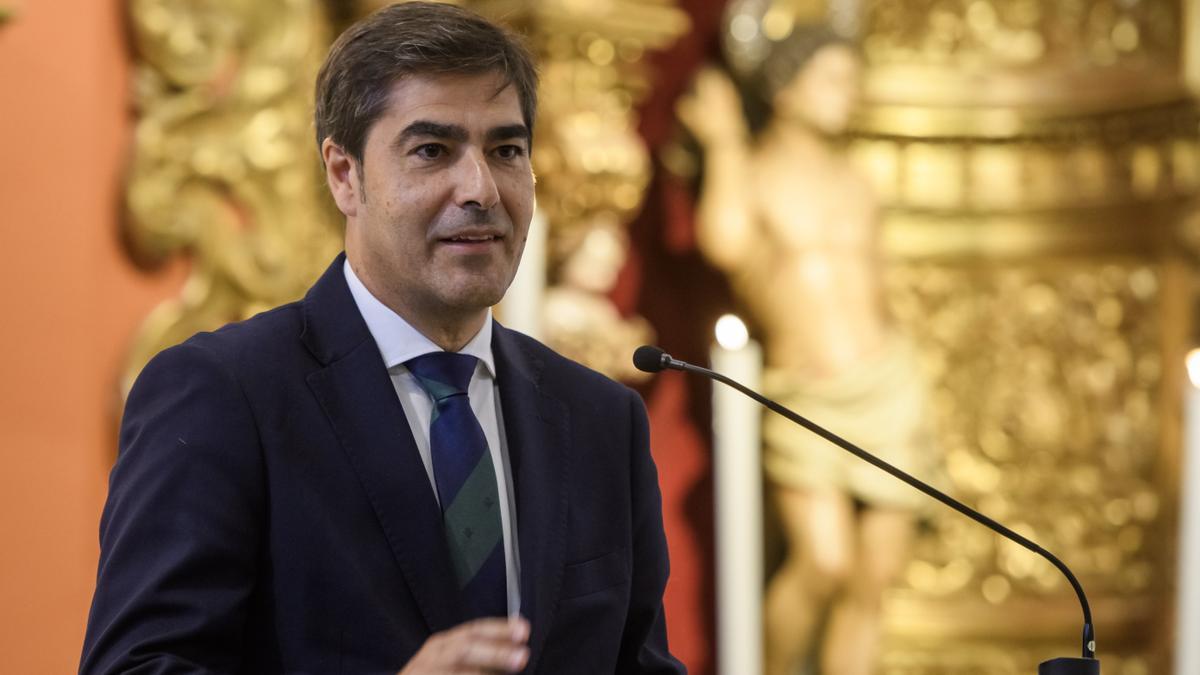 El presidente Real Betis, Ángel Haro, se dirige a su equipo durante la ofrenda floral de inicio de temporada, que este año ha correspondido a los titulares de la Hermandad Sacramental de Tomares en la Parroquia de Nuestra Señora de Belén.