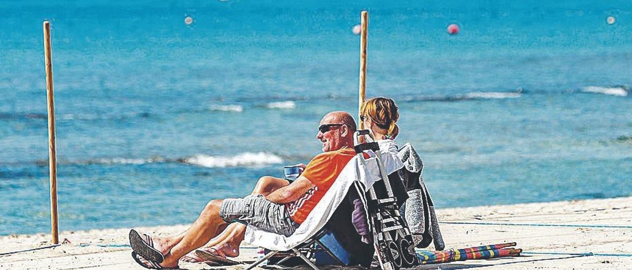 Una pareja tomando el sol en Benidorm esta semana.