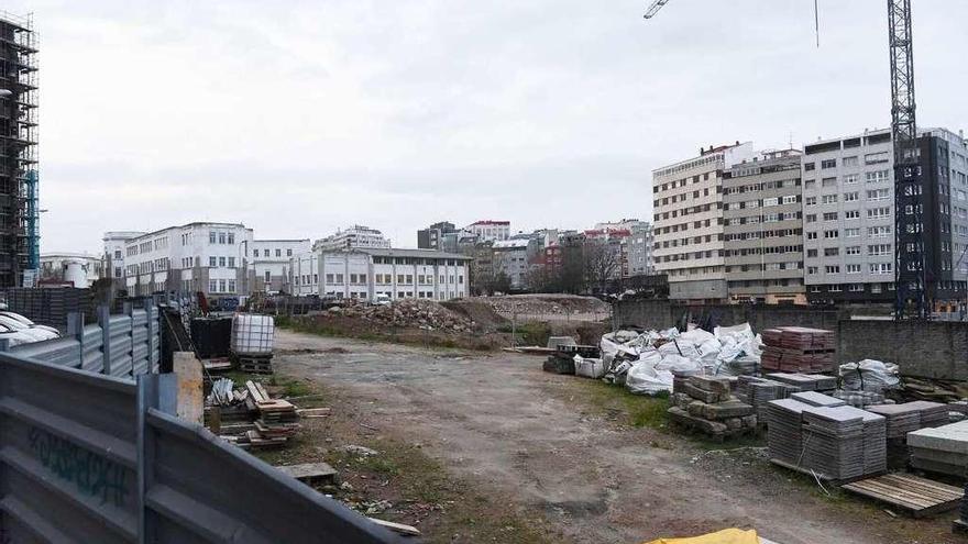 Parcelas del polígono de Náutica con materiales de construcción.