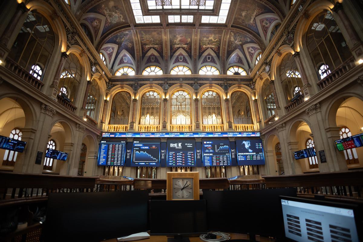 Un panel del Ibex 35, en el Palacio de la Bolsa, a 25 de octubre de 2023, en Madrid (España).