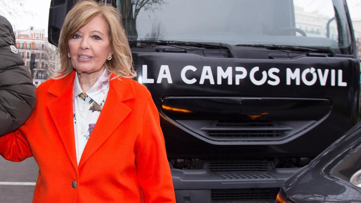 María Teresa Campos posa frente al camión que le servirá de plató