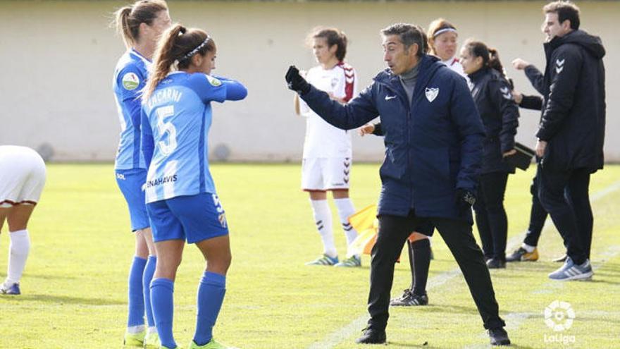 Las jugadoras del Málaga, con Antonio Contreras.