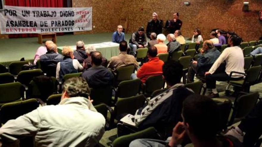 Comienzo de la asamblea de parados organizada en el centro Llorca Llinares de Benidorm.