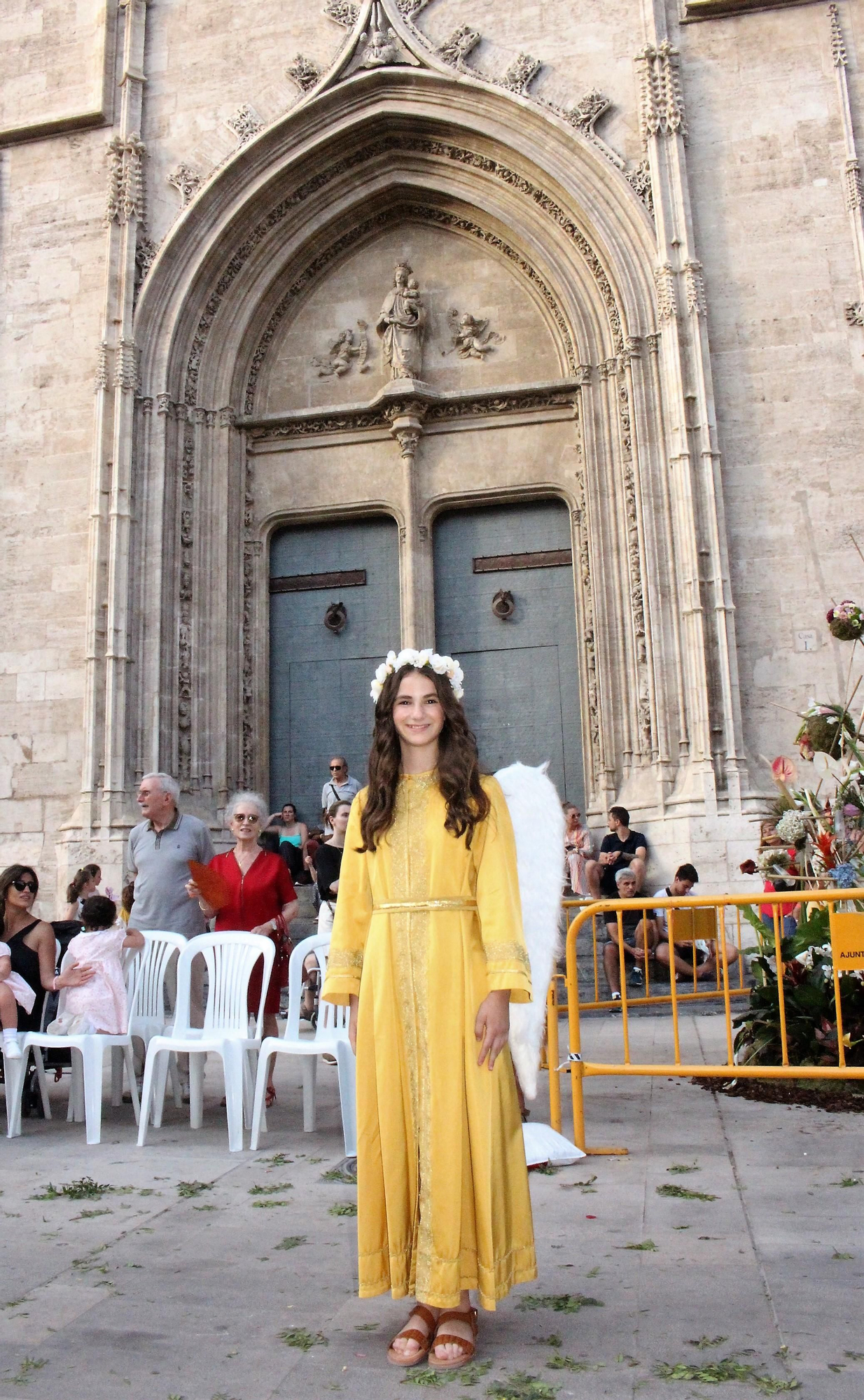 Carmen, Nerea, la reina de Saba y el Ángel del Desierto, en la procesión del Corpus