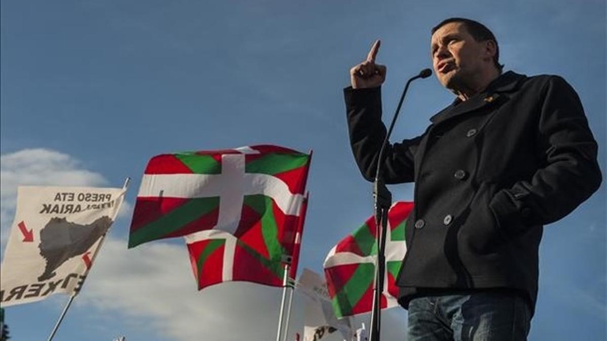 Arnaldo Otegi durante los parlamentos tras salir de la cárcel de Logroño