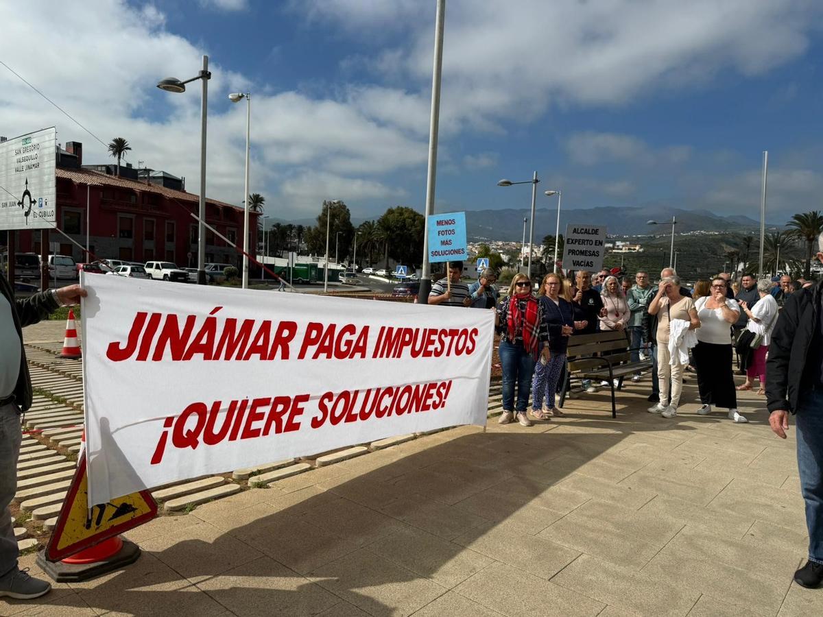 Vecinos de Jinámar frente a las puertas del Ayuntamiento