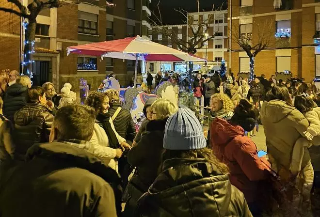 Así es la iluminación y decoración, hecha con materiales reciclados, en el barrio de Santa Cristina en Pola de Lena