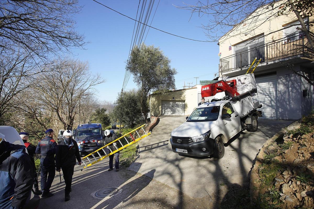 Les fotos del dispositiu policial al barri de Torre Gironella per cultiu il·legal de marihuana