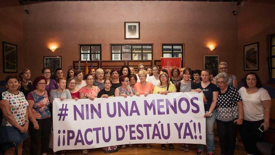 Integrantes de las asociaciones de mujeres que organizaron los actos en los ayuntamientos.