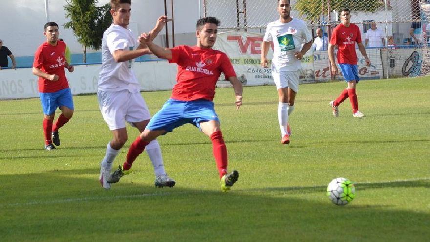 Un jugador del Benavente se lanza al ataque durante el partido de ayer.