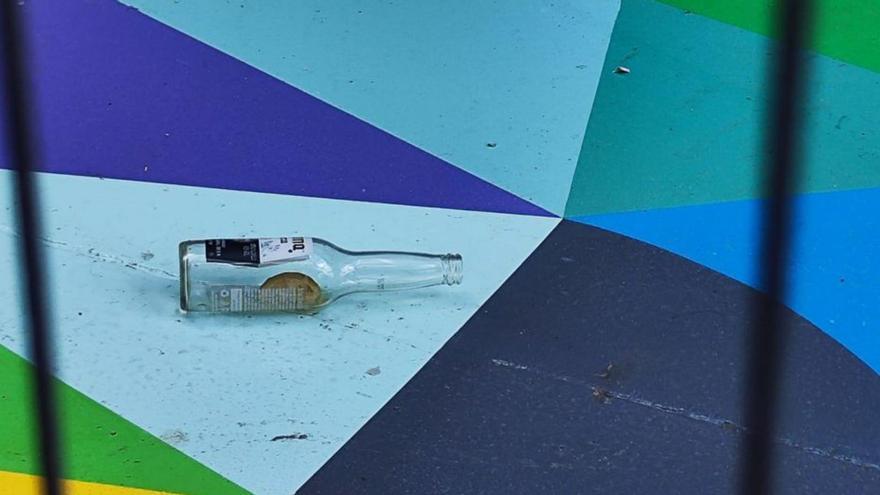 Una botella sobre la obra de Okuda, en una imagen remitida por el PSOE | PSOE DE SANT ANTONI