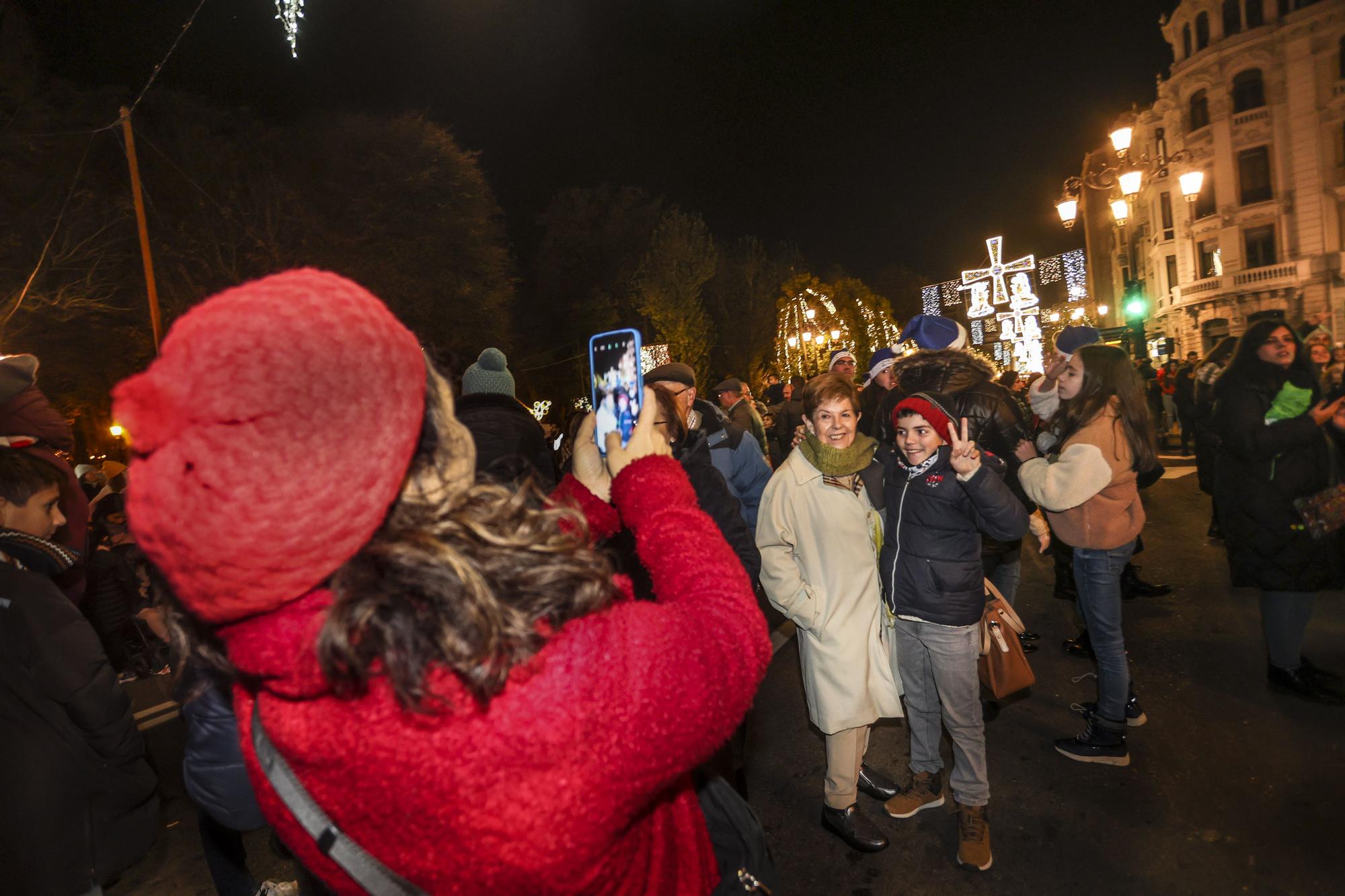 En imágenes: así fue el encendido de las luces de Navidad en Oviedo