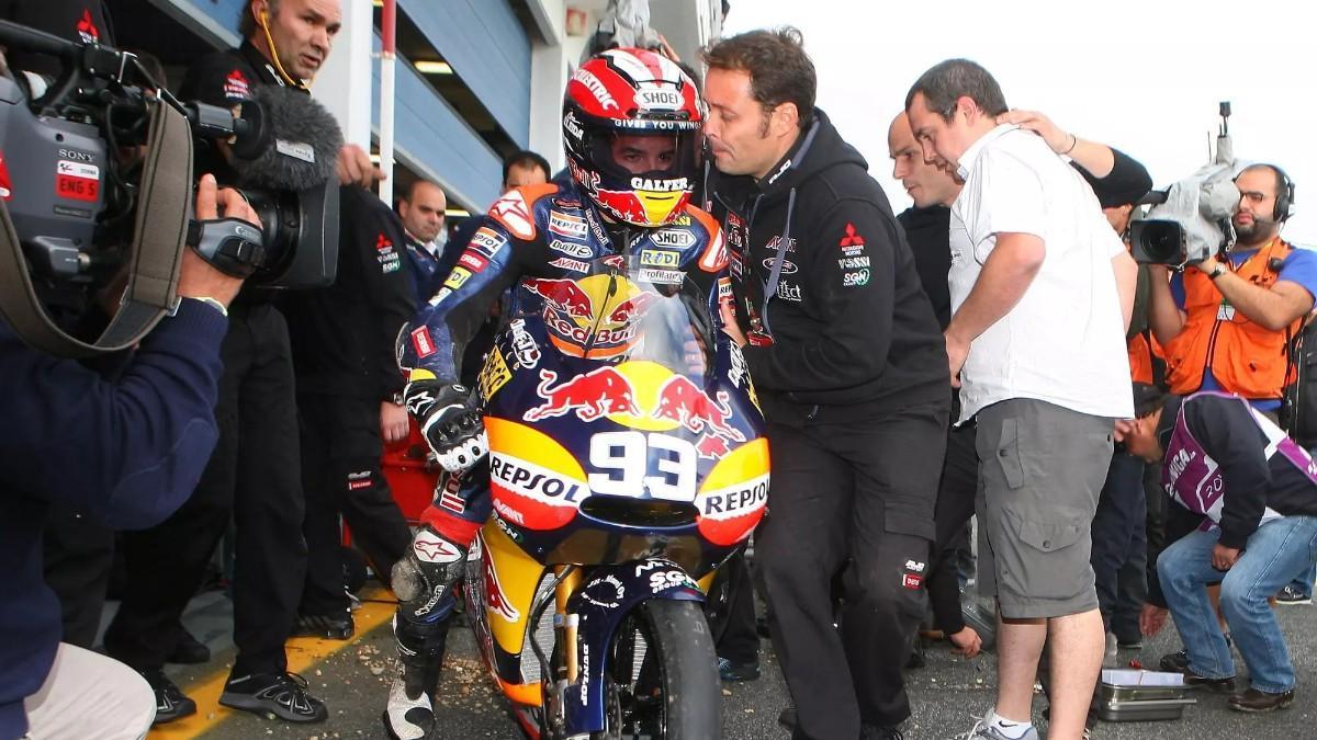 Emilio Alzamora anima a su pupilo Marc Márquez a protagonizar, en Estoril-2010, una de sus victorias más icónicas