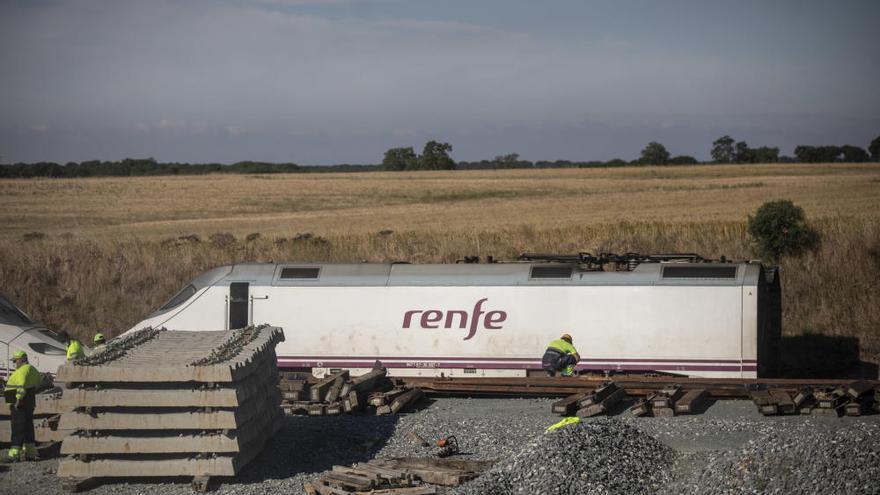 Rescate de la locomotora del Alvia en el accidente de La Hiniesta