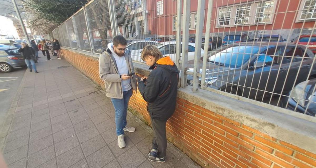 Por la izquierda, María Ganzo, Claudia Suárez, Inés Álvarez, Salma Martínez y Lucía del Casar, del IES Aramo de Oviedo, con móviles en el recreo. | F. V. 