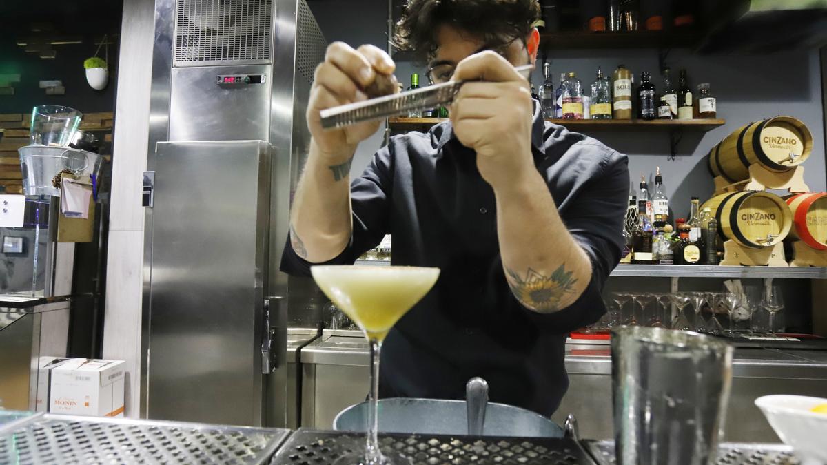 Proceso de preparación de uno de los cócteles en Boulevardier