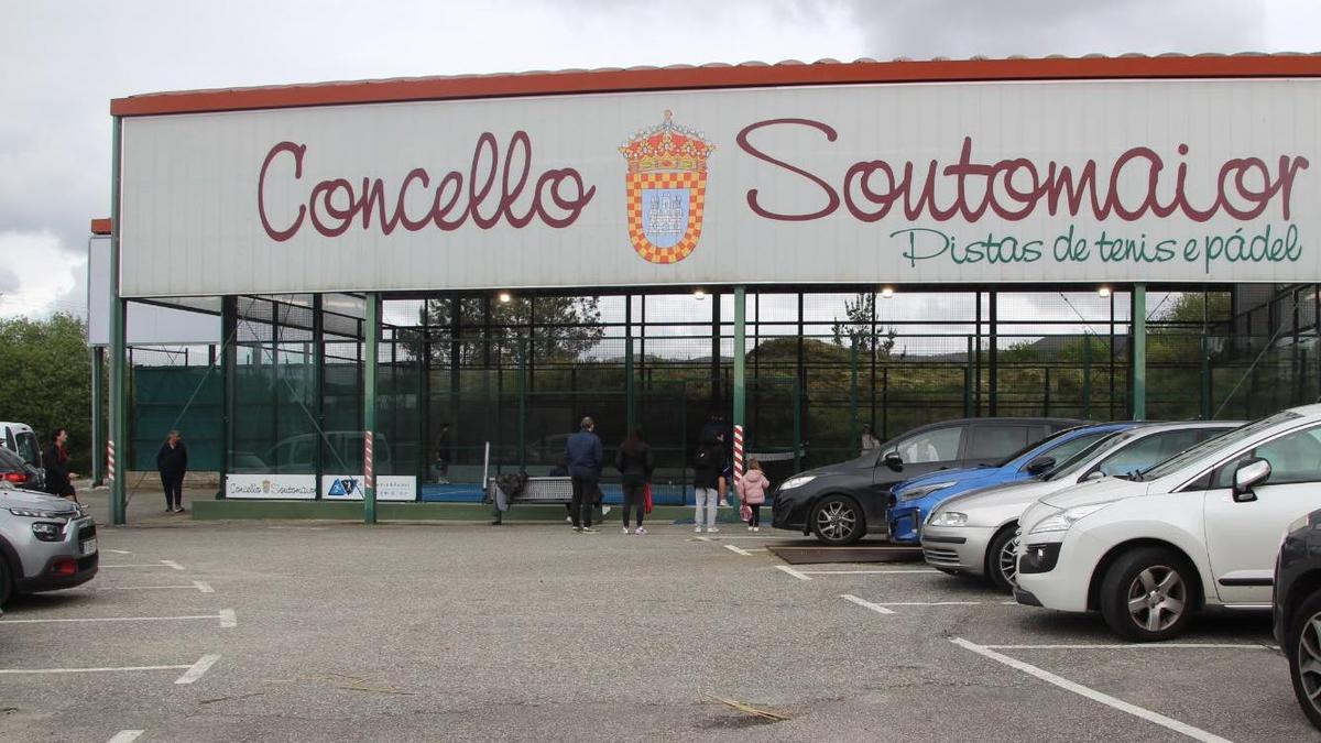 Acceso al complejo deportivo de A Montesiña, en Soutomaior.