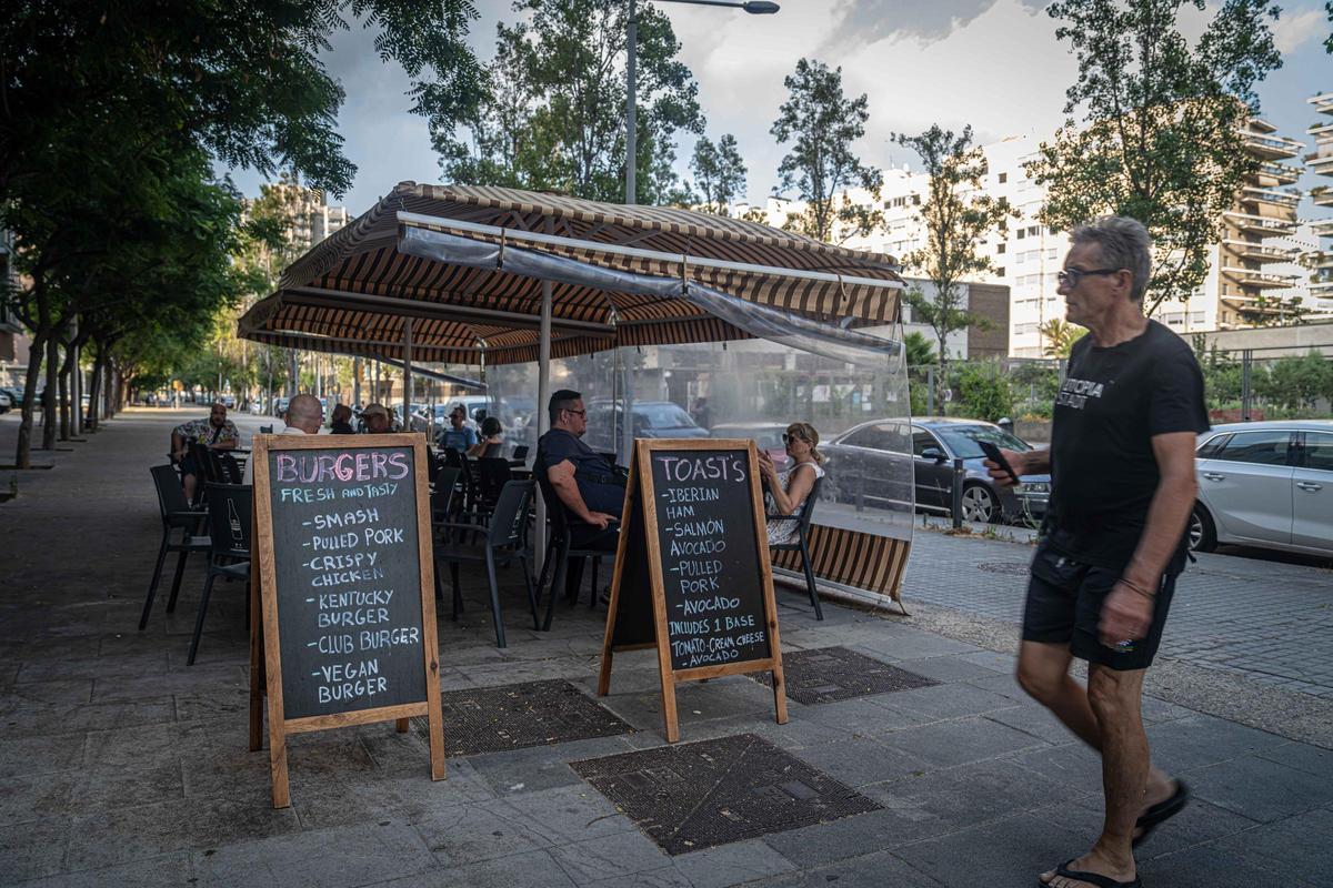Carteles en inglés en una cafetería en el barrio de La Mina, en Sant Adrià de Besòs.