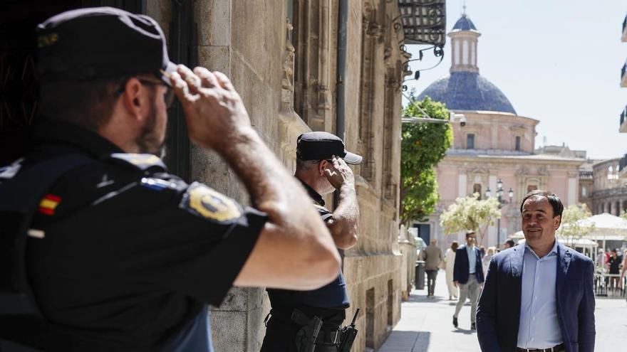 El Consell apuesta por el "arraigo" pero no convence a Vox, que insiste en la "prioridad nacional"