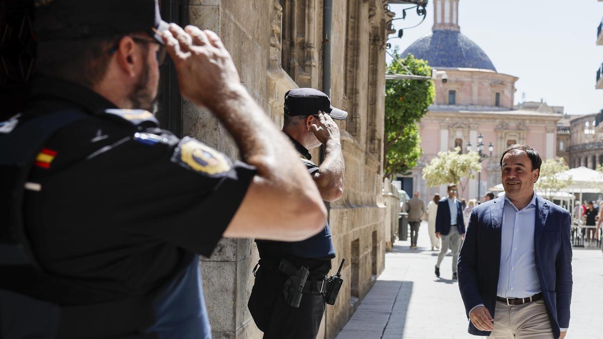 El president de la Generalitat, Juanfran Pérez Llorca, a su llegada al pleno extraordinario del Consell, este martes en el Palau.