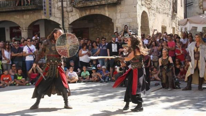 Espectacle al carrer d&#039;un dels darrers Besalú Medieval.