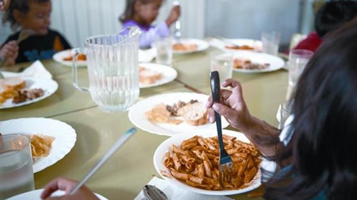 Hora de la comida en el colegio público Agustí Bartra de Terrassa, que abre este agosto para atender a menores sin recursos, ayer.