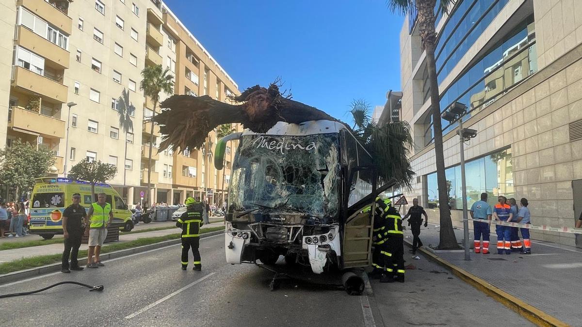 Las imágenes del accidente de autobús en Cádiz que deja tres muertos