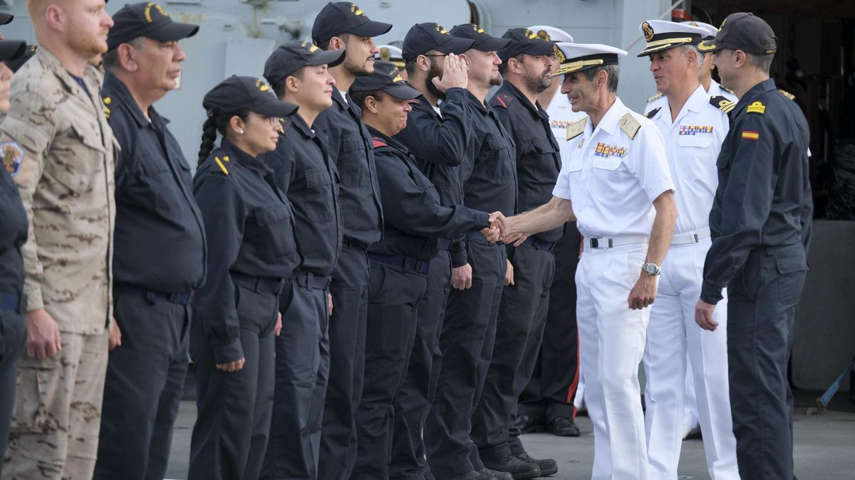 Llegada de la tripulación del buque de acción marina 'Relámpago' al muelle de la Base Naval