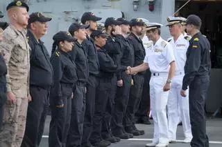 Llegada de la tripulación del buque de acción marina 'Relámpago' al muelle de la Base Naval