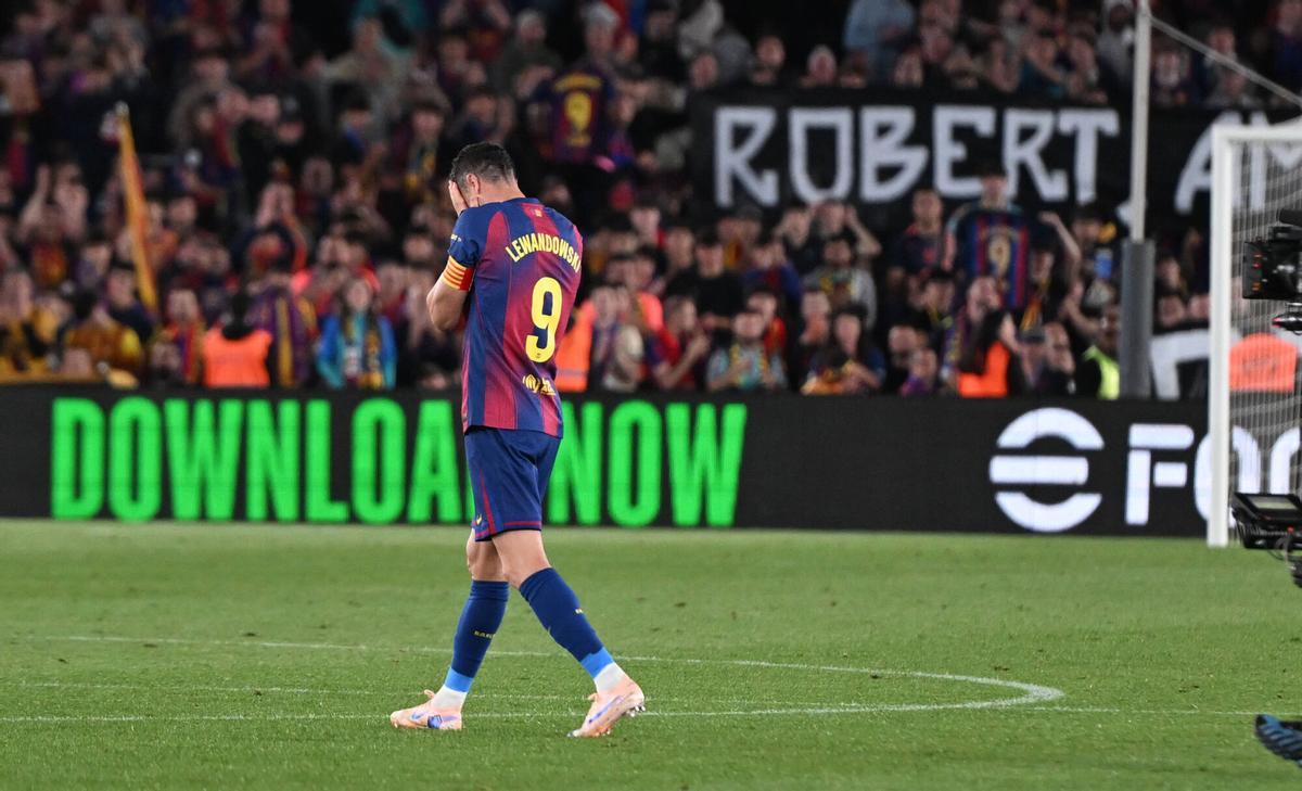 Lewandowski abandona el terreno de juego emocionado al ser sustituído durante el partido de liga entre el FC Barcelona y el Betis en el último partido de la temporada en el Camp Nou