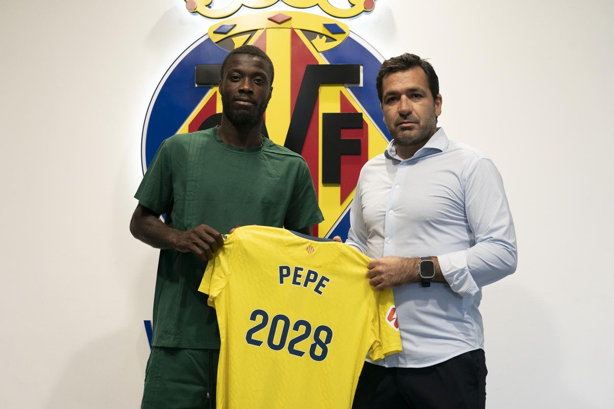Nicolas Pepe (i), junto al consejero delegado del Villarreal, Fernando Roig Negueroles (d).