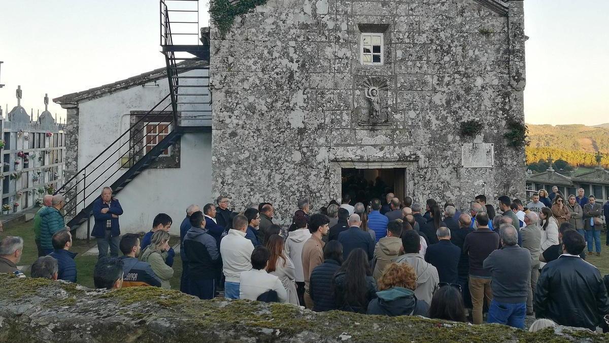 Asistentes al funeral de Lara García, en Larazo.