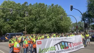 El líder de la UGT Pepe Álvarez, en la puerta de Saint-Gobain: "La multinacional nos tendrá en frente"