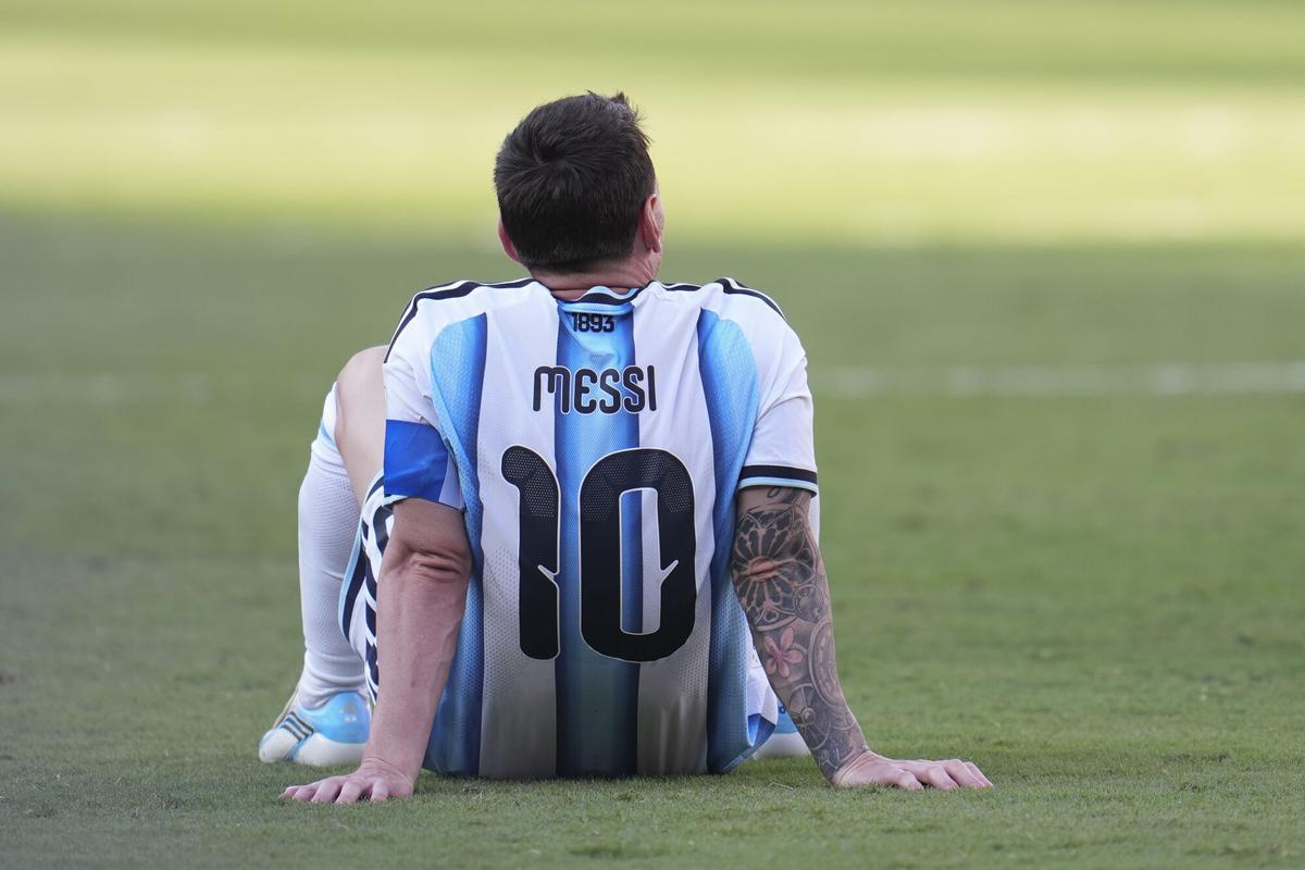 Lionel Messi sentado en el césped del campo después de su derrota en la final del Mundial 2026 contra España.
