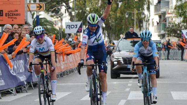 Moolman se impone a Spratt y a Van Vleuter en la meta de Altea.  | VICENT BRAVO