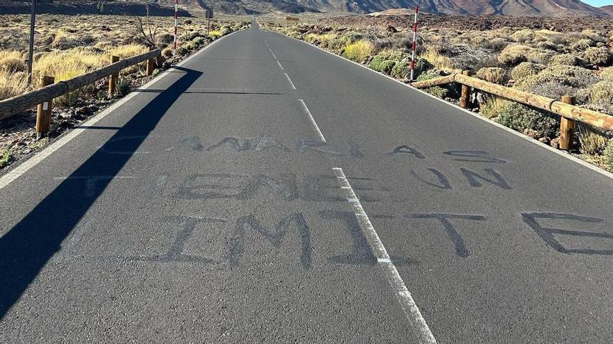 Los operarios del Cabildo borran las pintadas vandálicas en el Parque Nacional Teide con lemas del movimiento ecologista del 20A