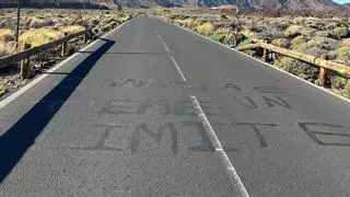 Los operarios del Cabildo borran las pintadas vandálicas en el Parque Nacional Teide con lemas del movimiento ecologista 20A