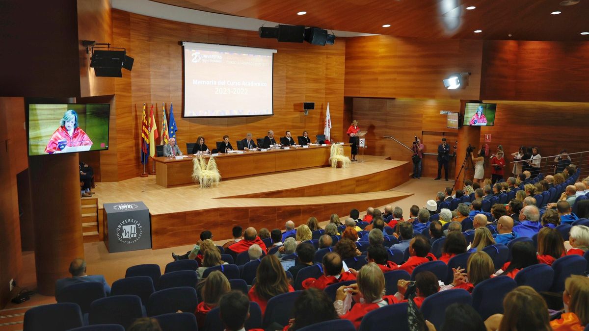 Un acto celebrado en el Salón de Actos del edificio Rectorado y Consejo Social de la Universidad Miguel Hernández (UMH) de Elche.