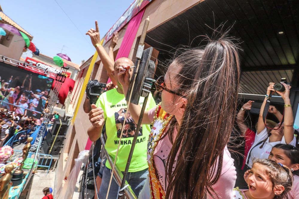 Los catralenses y muchos vecinos de la Vega Baja estallan en alegría y fiesta para iniciar las celebraciones de San Juan con el chupinazo