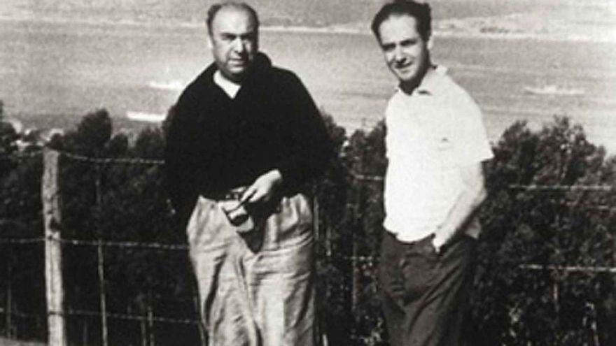 Jorge Edwards (dcha.), con Pablo Neruda en una foto de archivo.