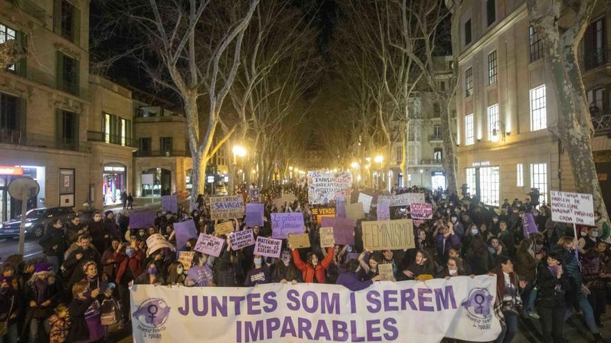 Un momento de la manifestación de 2022, cuando las feministas marcharon juntas en Palma. | GUILLEM BOSCH