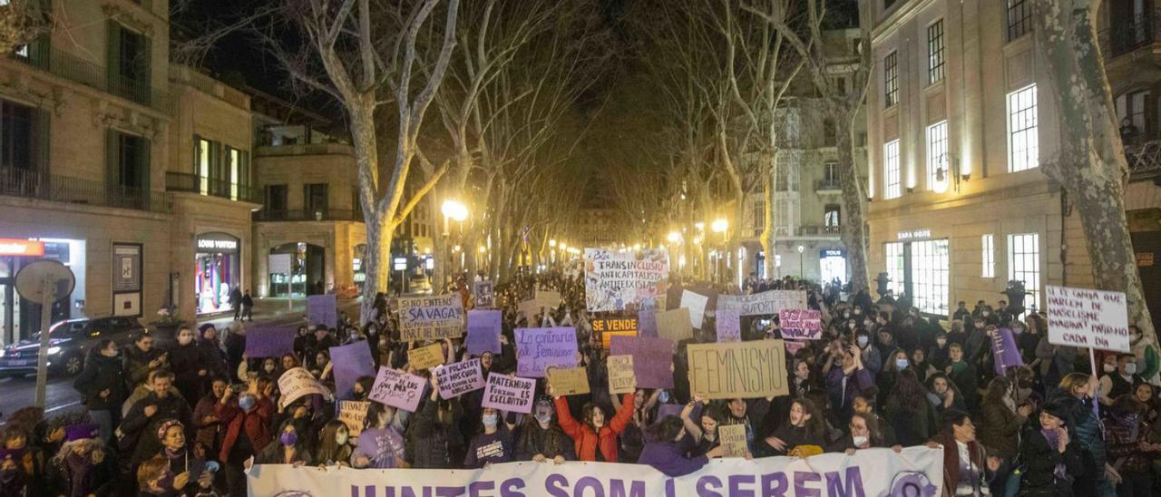 Un momento de la manifestación de 2022, cuando las feministas marcharon juntas en Palma. | GUILLEM BOSCH