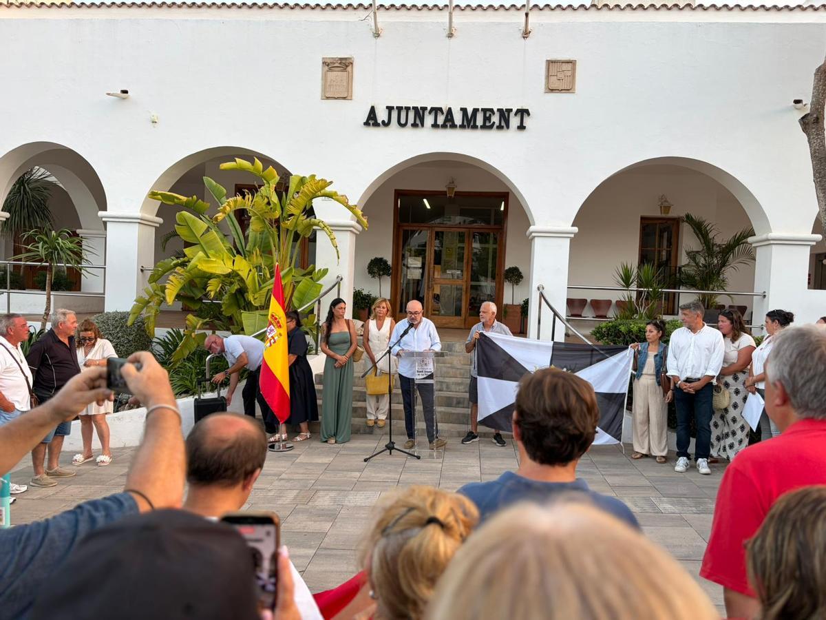 Galería: Concentración en apoyo a Ceuta en el Ayuntamiento de Sant Josep