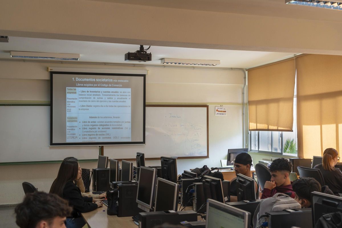 Alumnos de FP estudian en un aula canaria.